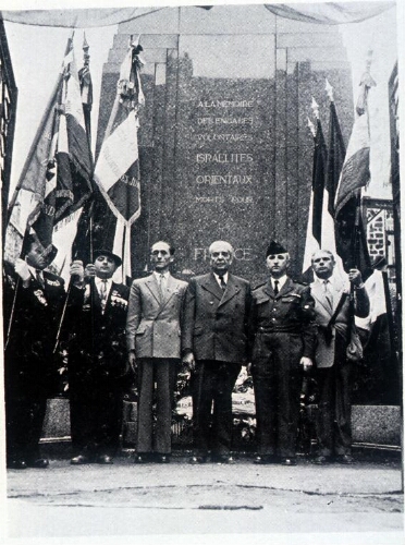 Prise d'armes devant le monument au mort des Juifs orientaux anciennement au 84-86 rue de la Roquette